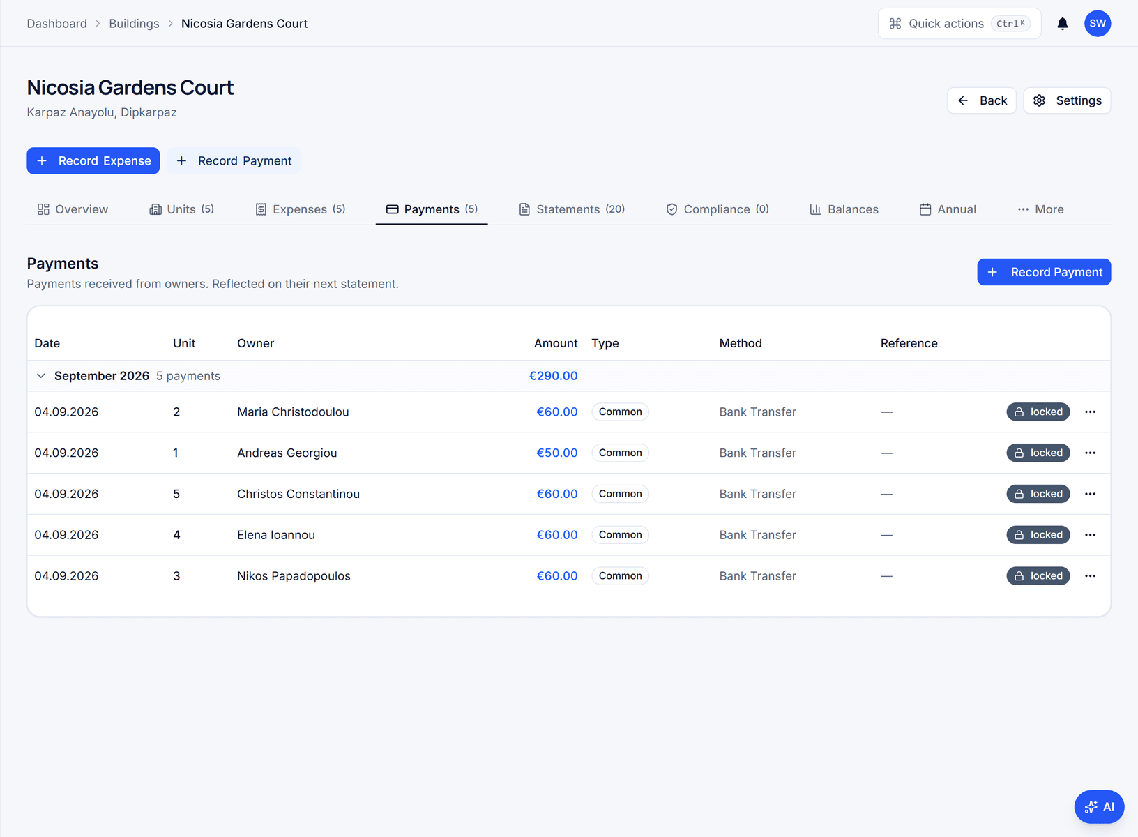 Payments tab for a building listing one bank transfer of €100.00 with date, unit, owner, method, reference and split columns
